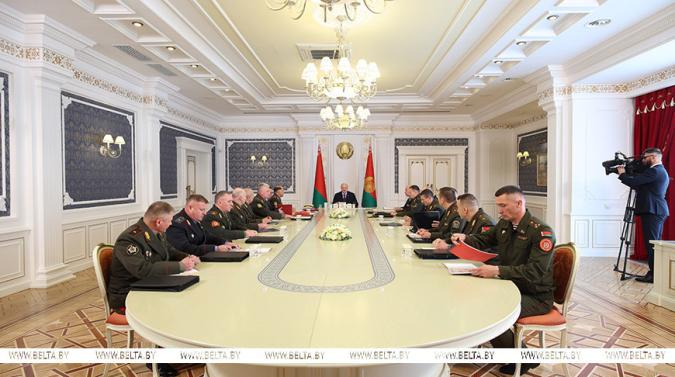 Президент Беларуси Александр Лукашенко 13 октября собрал совещание по итогам проверки боевой и мобилизационной готовности 7-й отдельной специальной милицейской бригады внутренних войск МВД