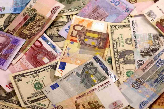Евро и доллар почти сравнялись. Что говорят наши банки?