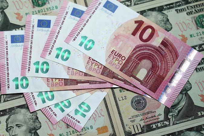 Биржа: 18 мая российский рубль, евро и доллар подорожали, юань подешевел