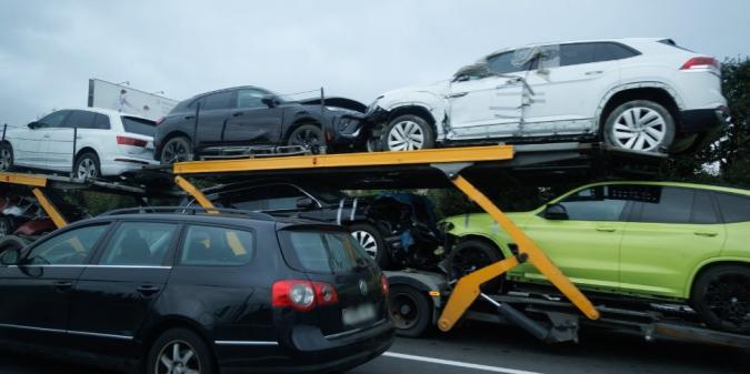 Временно ввезенный автомобиль на иностранной регистрации попал в аварию на территории ЕАЭС и не может двигаться своим ходом. Что требуется для вывоза такого автомобиля перевозчиком?