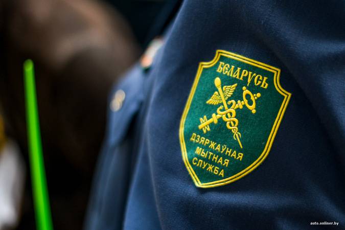 На белоруса завели уголовное дело за контрабанду одежды и галантереи из Украины
