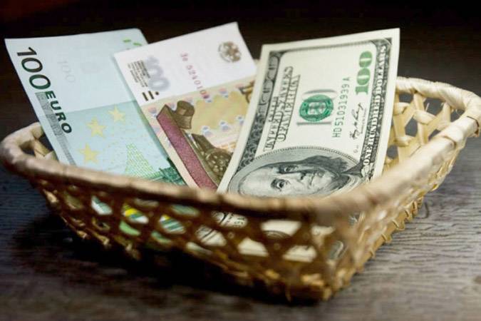 Крупные продавцы валюты подбросили российский рубль до максимума за 2 недели Крупные продавцы валюты подбросили российский рубль до максимума за 2 недели