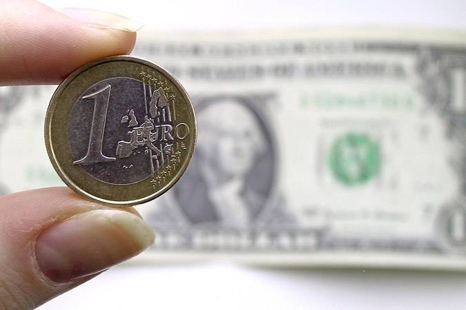 Доллар торгуется разнонаправленно к иене и евро накануне выступлений представителей ФРС